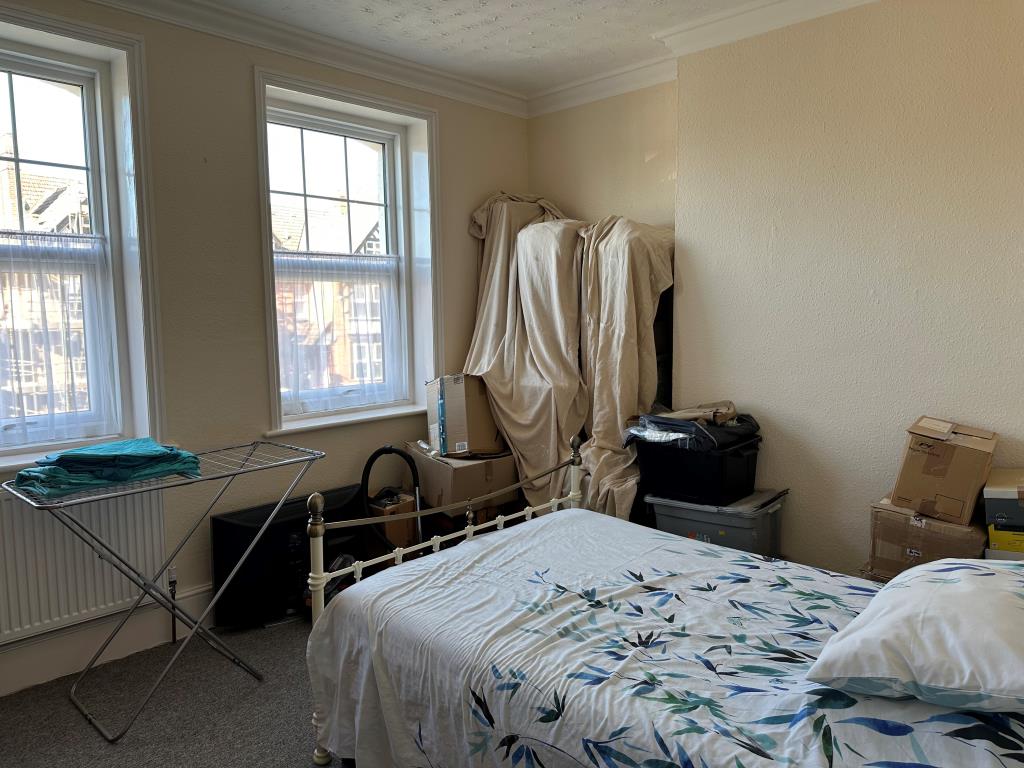 Lot: 138 - FREEHOLD BLOCK OF FLATS FOR INVESTMENT - Flat C - Bedroom